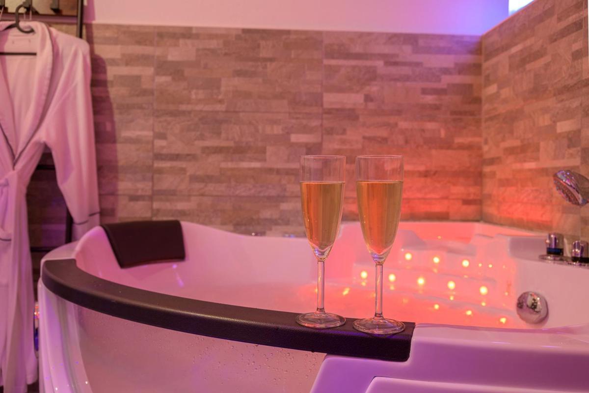 Love Room - Suite Romantique Avec Spa Privatif Le Puy-en-Velay Esterno foto